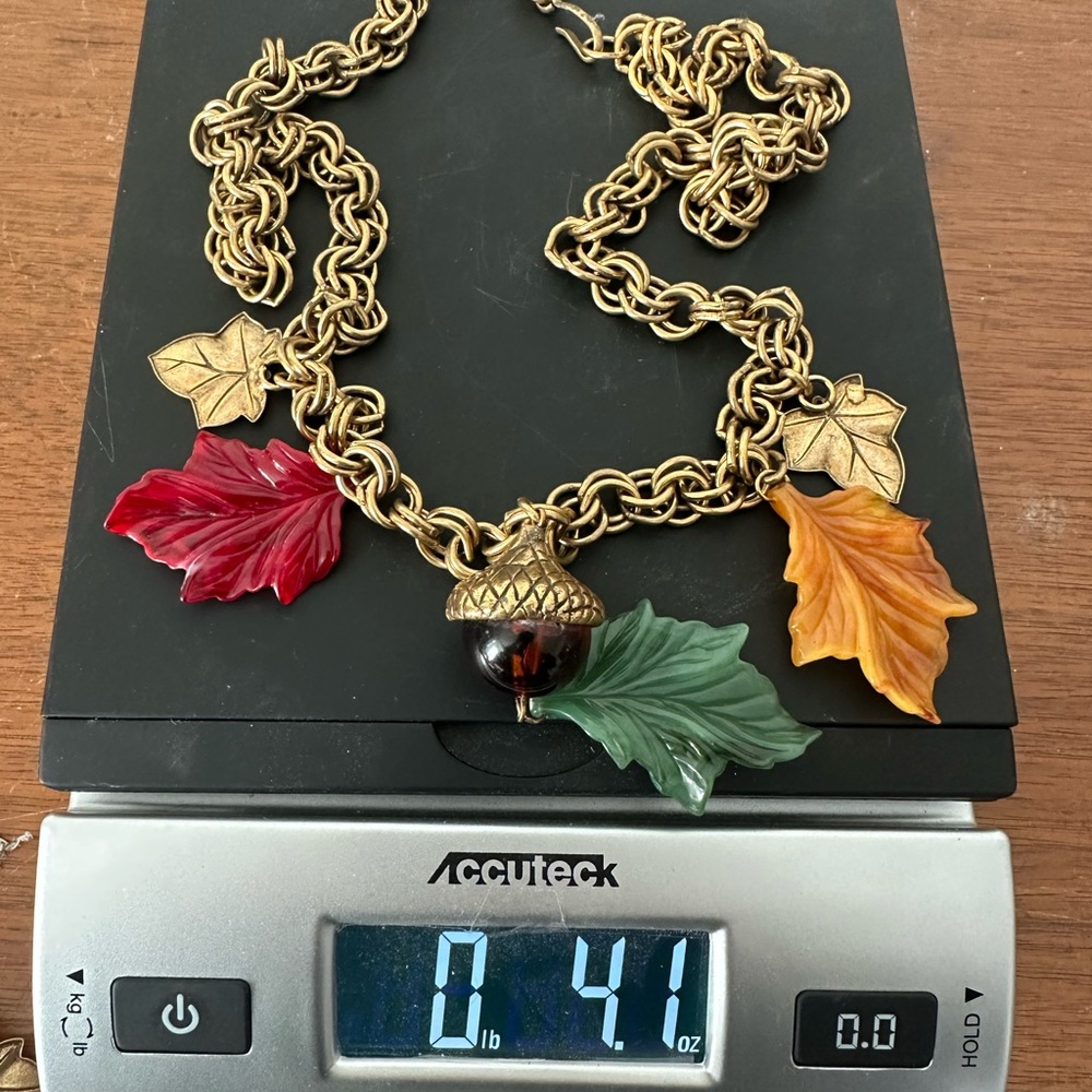 2 RARE 🍁 Juliana (D&E) BAKELITE acorn leaves Les Bernard necklace confirmed - Picture 10 of 11
